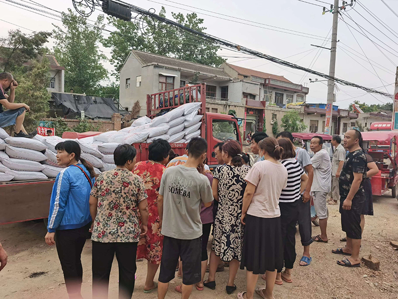 高標(biāo)準(zhǔn)農(nóng)田土壤改良項目   有機肥發(fā)放